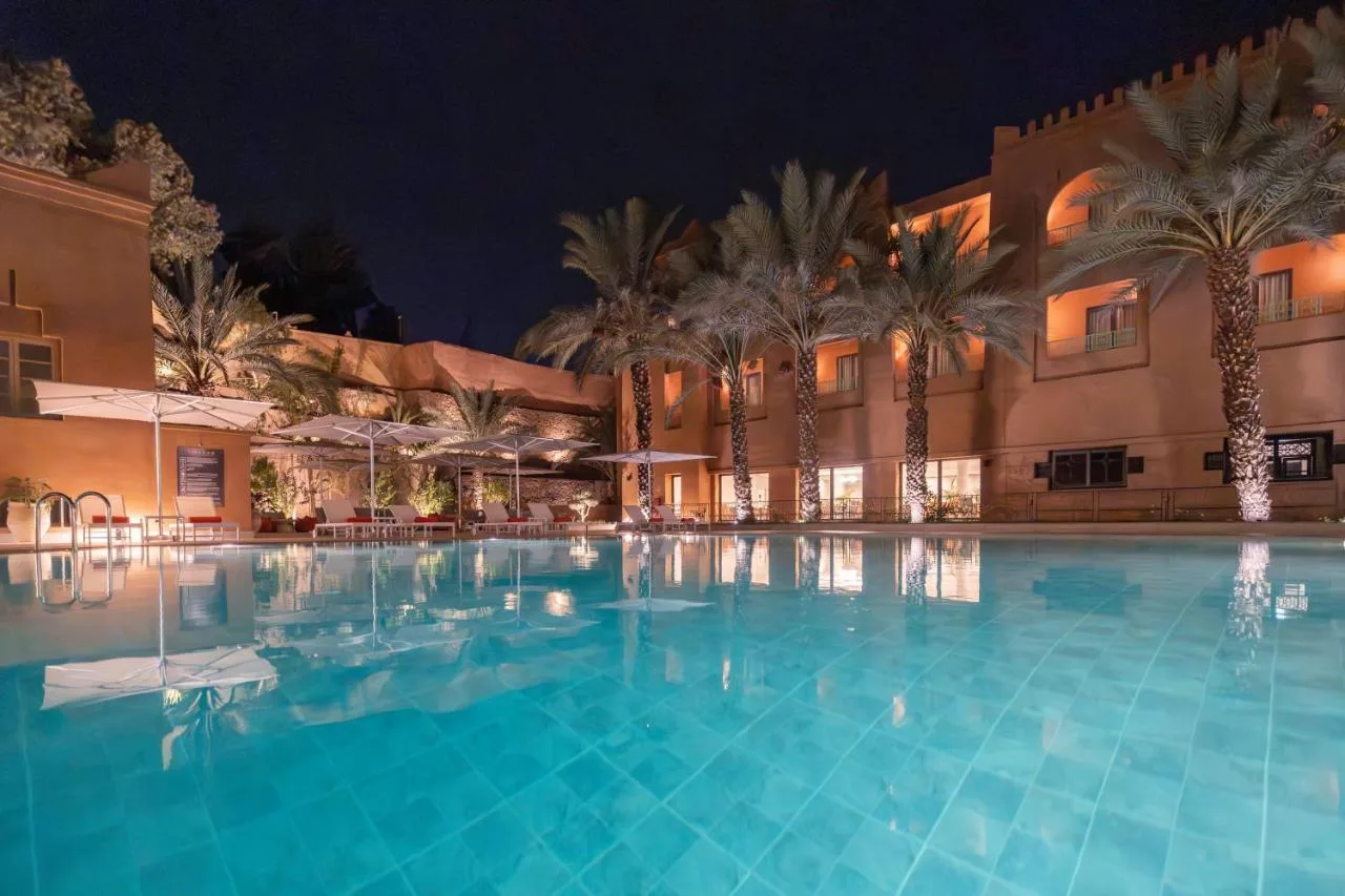Piscine de nuit — Amanar Hôtel & Spa