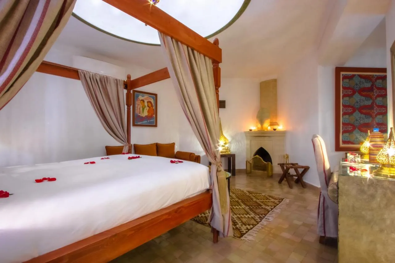 Camera con letto a baldacchino — Dar Anika