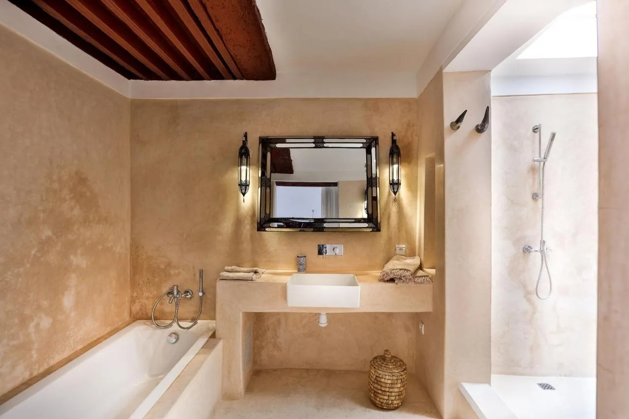 Bathroom with a bathtub — Hotel & Spa Dar Bensouda