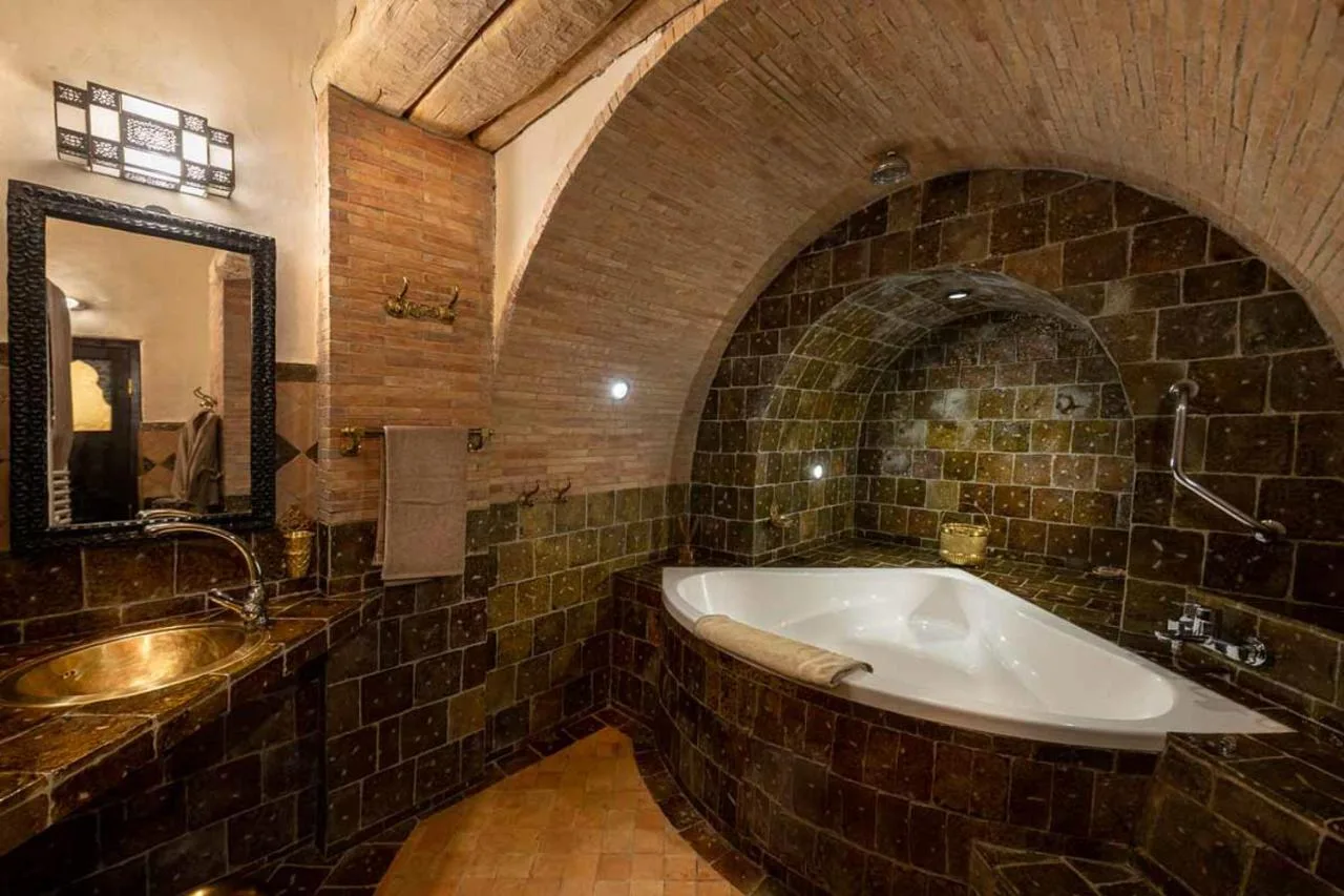 Baño con bañera — Hôtel Riad Dar Daïf
