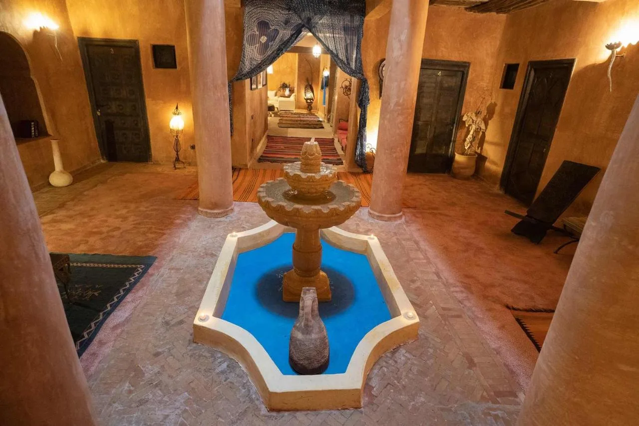 Innenhof mit Brunnen — Dar Kamar