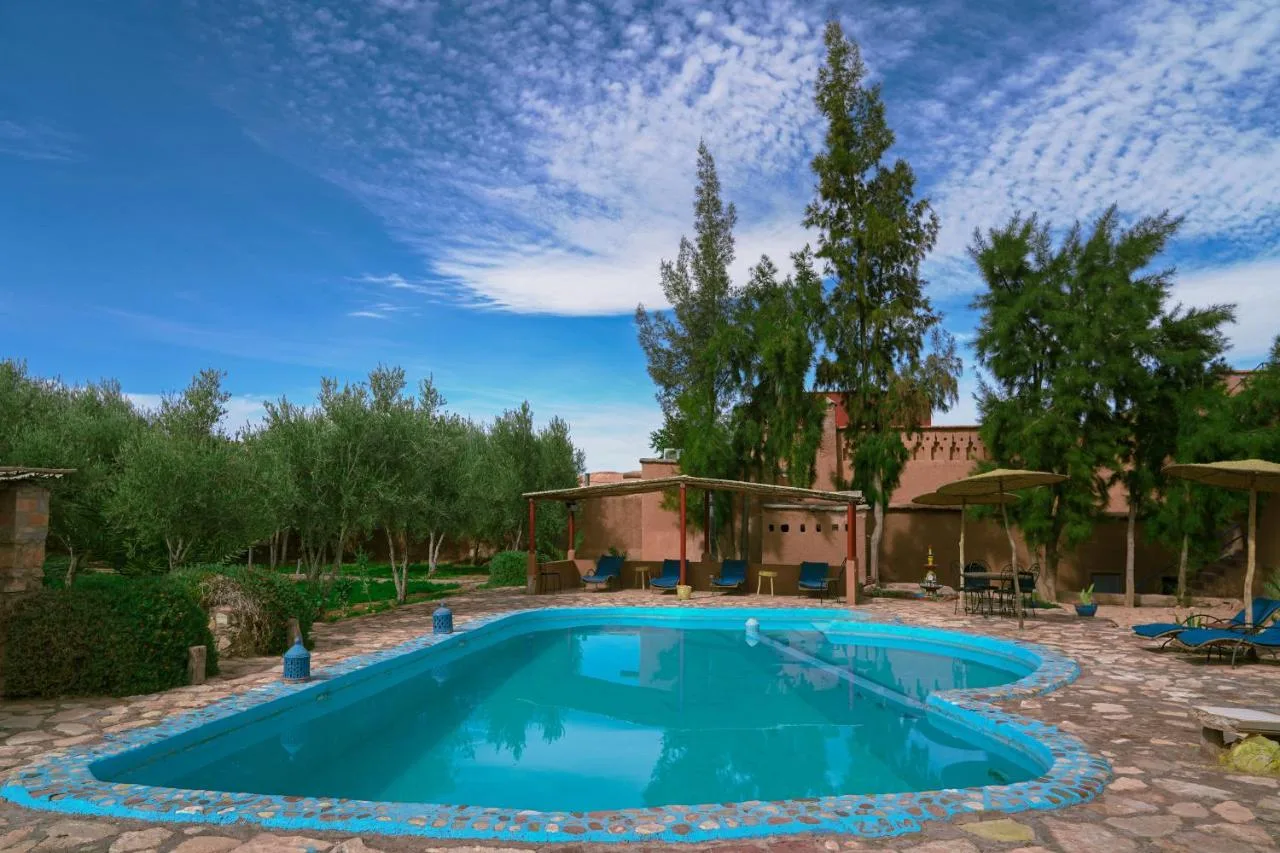 Jardín y piscina — Dar Mouna