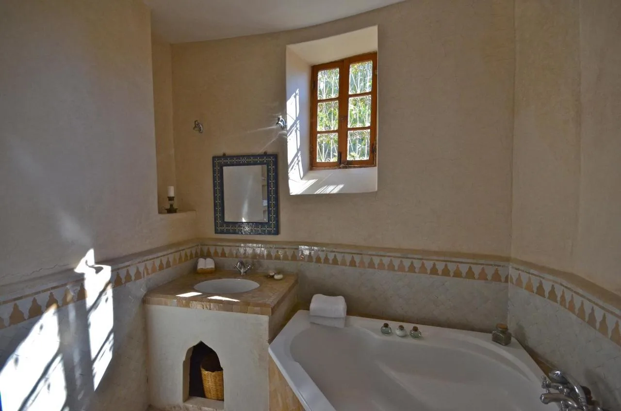 Bad mit Badewanne — Dar Roumana