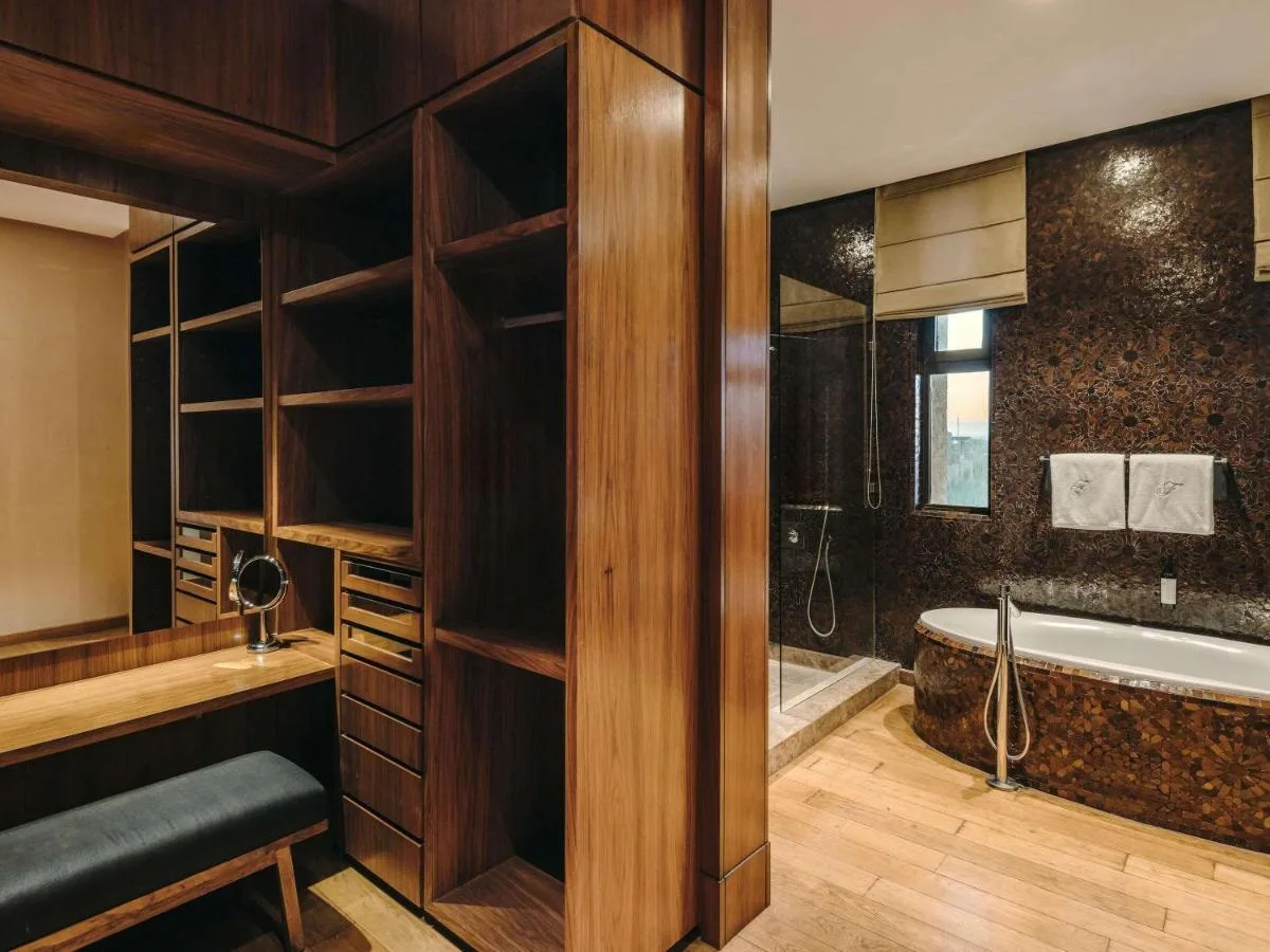 Dressing area and bathroom — Fairmont Royal Palm Marrakech