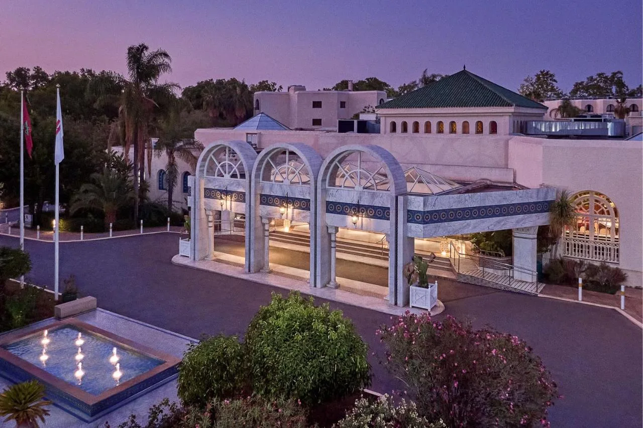 Fassade bei Nacht — Fes Marriott Hotel Jnan Palace