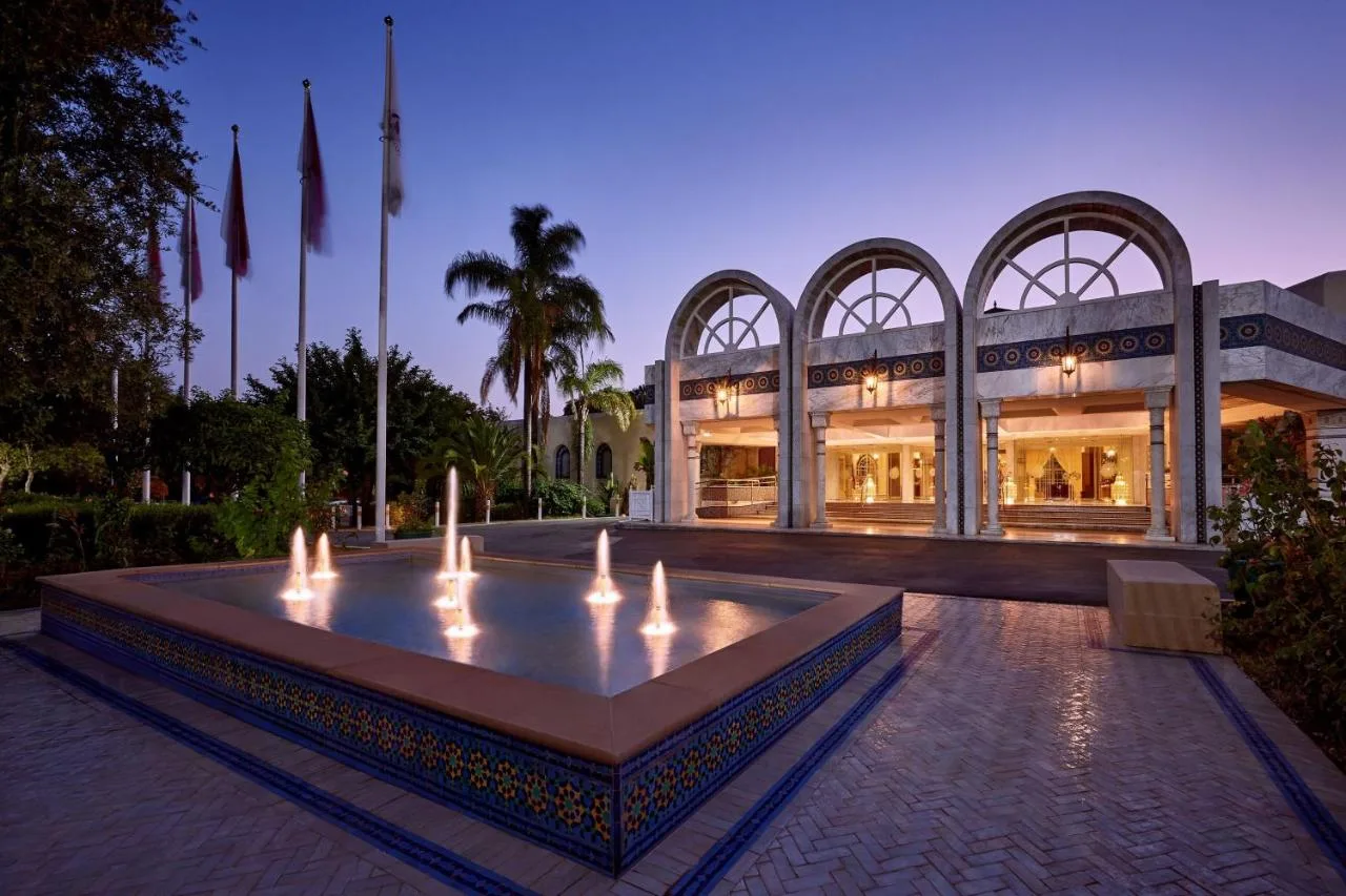 Eingang und Brunnen — Fes Marriott Hotel Jnan Palace