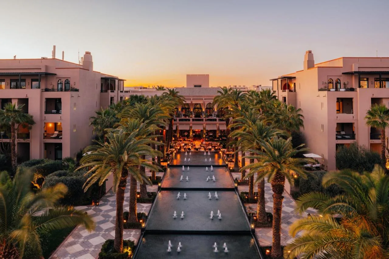 Wasserlauf und Palmengärten des Four Seasons Resort Marrakech bei Sonnenuntergang