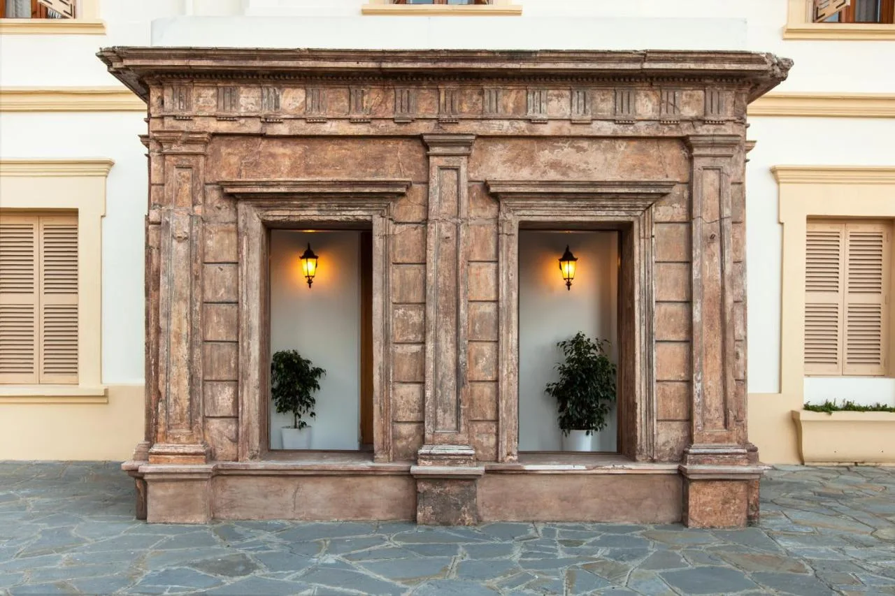Entrance gate — Grand Hotel Villa de France