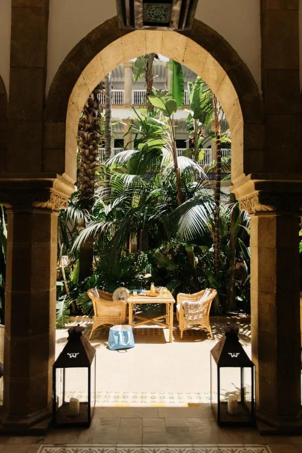 Planted patio — Heure Bleue Palais – Relais & Châteaux