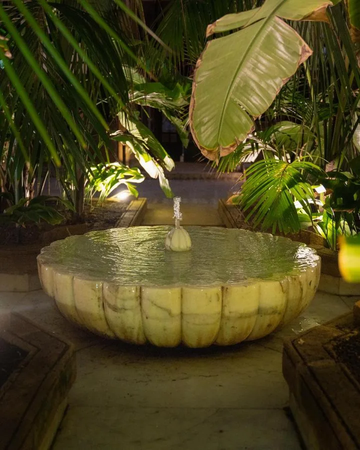 Garden fountain — Heure Bleue Palais – Relais & Châteaux