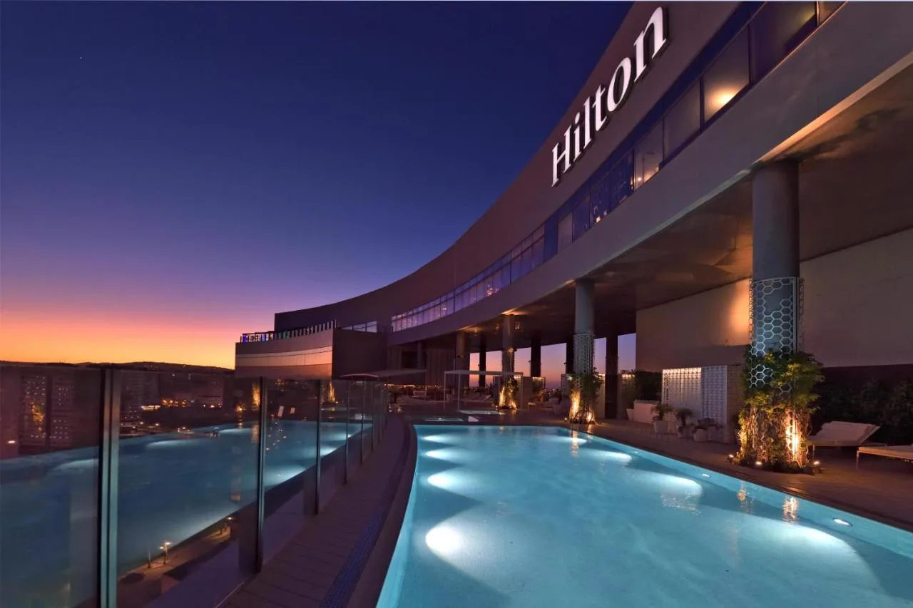Piscine de nuit — Hilton Tanger City Center