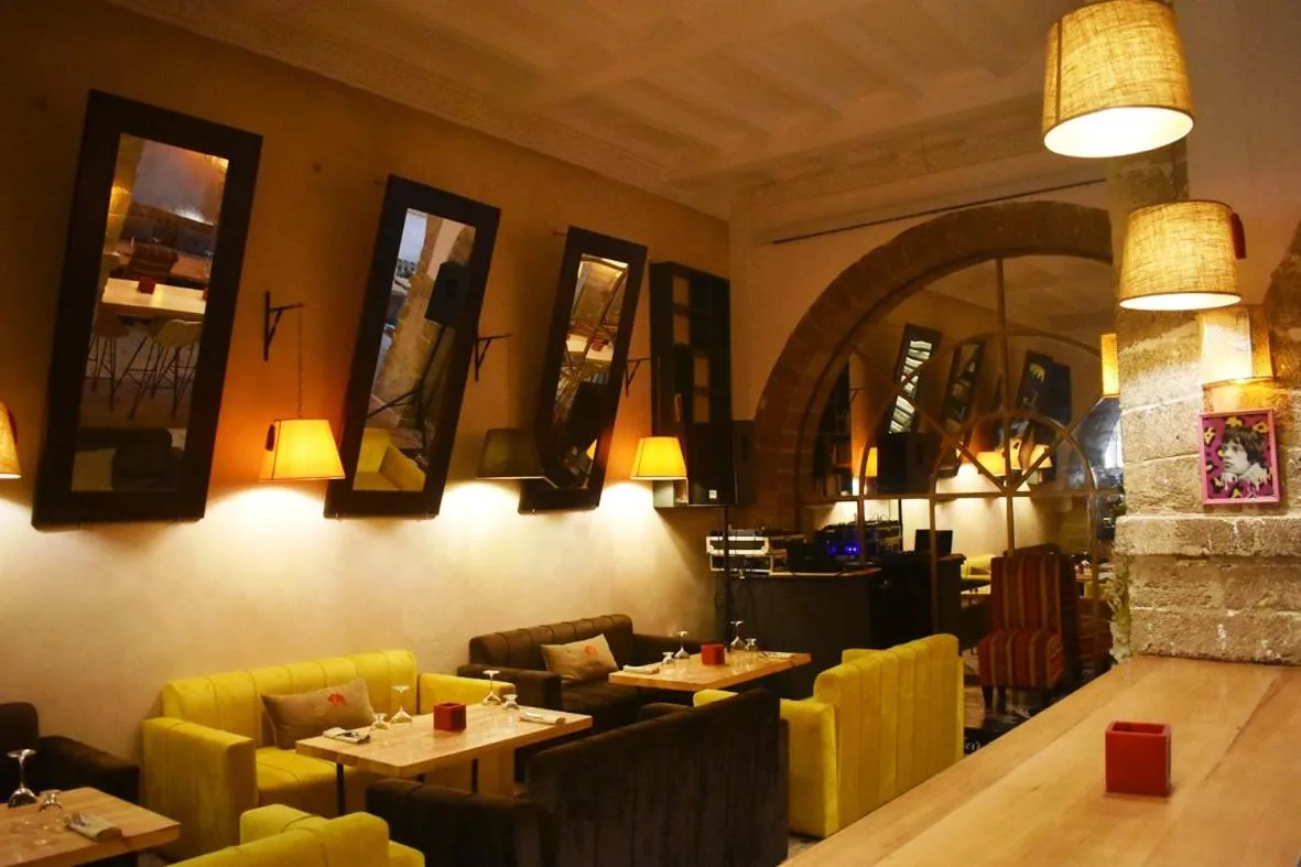 Lounge of Hôtel Mechouar Plaza with armchairs, banquettes and a decorated arch