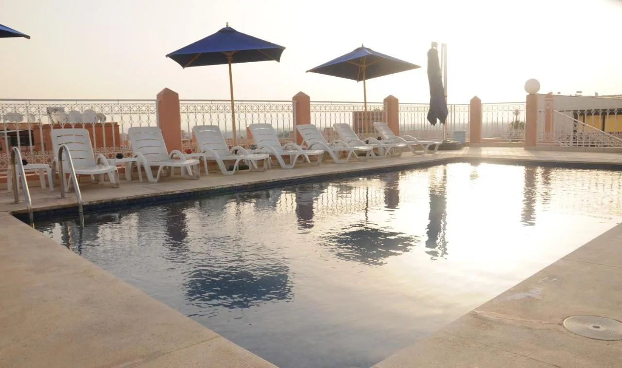 Piscine au coucher du soleil — Hôtel Racine