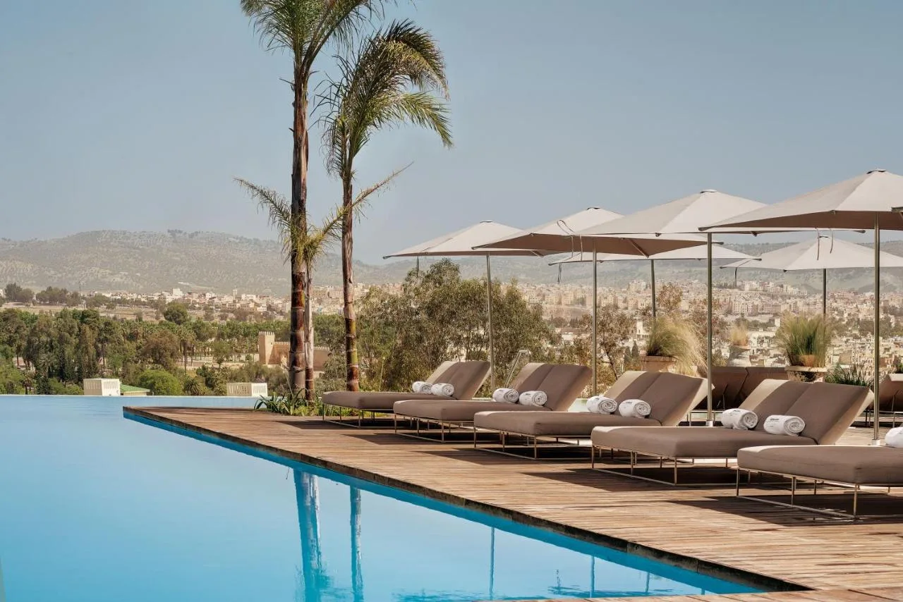 Infinity-Pool mit Blick auf die Hügel — Hotel Sahrai
