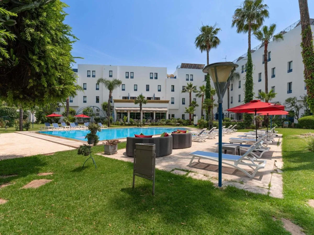 Garten und Pool — Ibis Fès