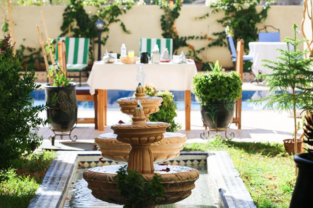 Innenhof mit Brunnen — Iminigran Maison d'hôtes & Spa