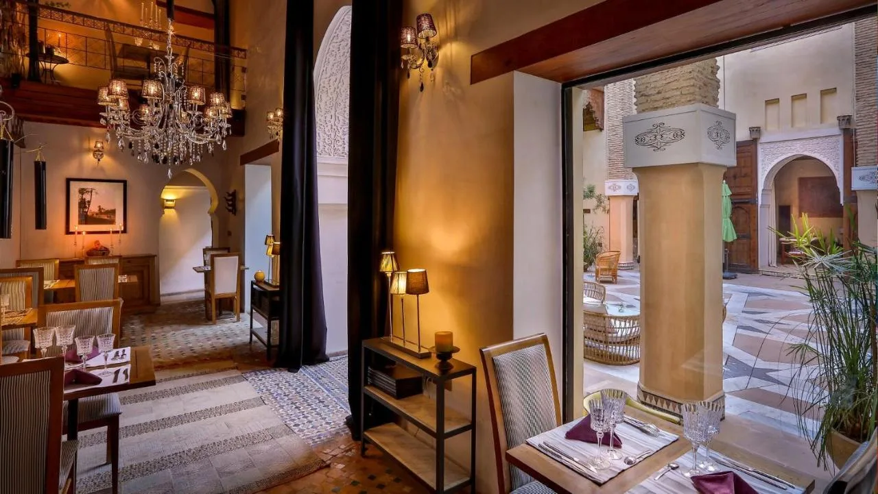 Salon mit Blick auf den Innenhof — Karawan Riad