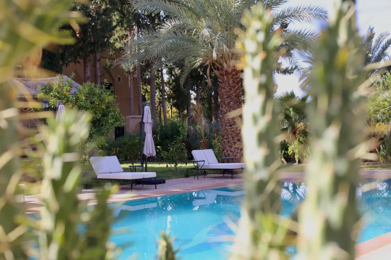Jardin et piscine — Kasbah des Cyprès
