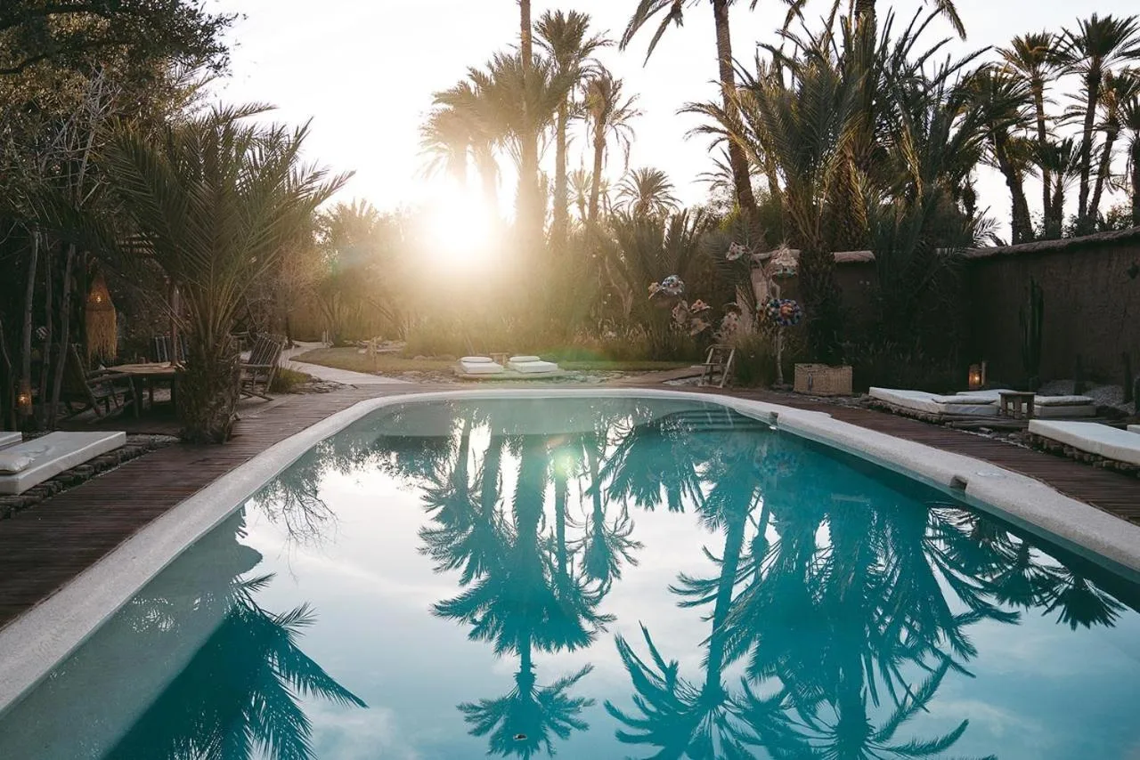 Piscine au coucher du soleil — L'Ma Lodge