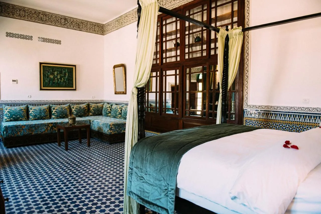 Zimmer mit Himmelbett — La Maison Bleue Batha