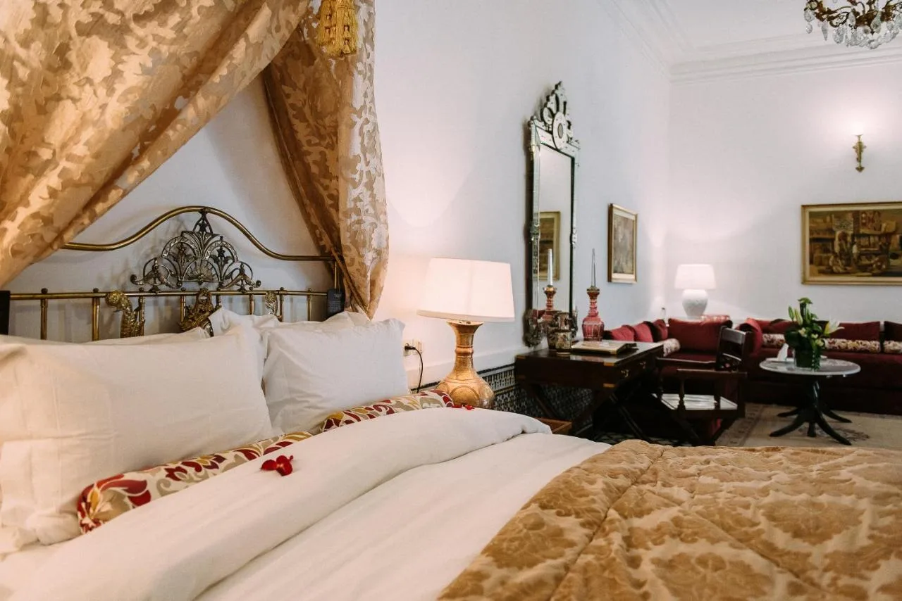 Zimmer mit Himmelbett — La Maison Bleue Batha