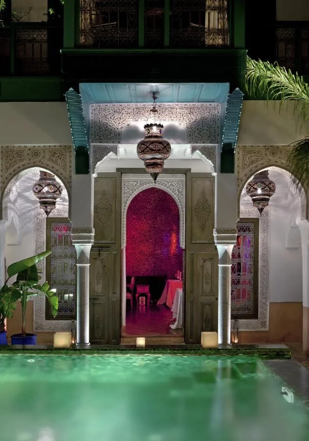 Alberca del patio de noche — Le Farnatchi