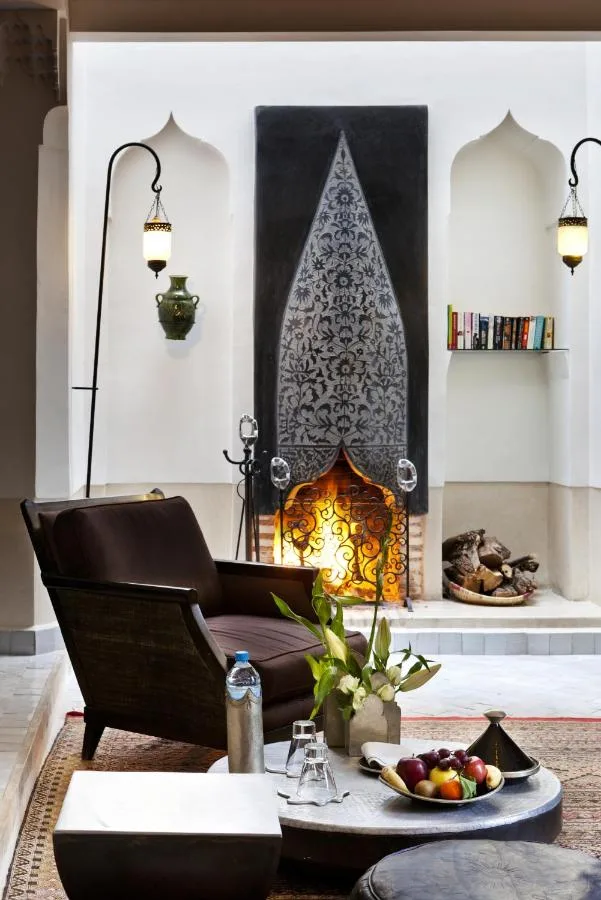 Salón con chimenea — Le Farnatchi