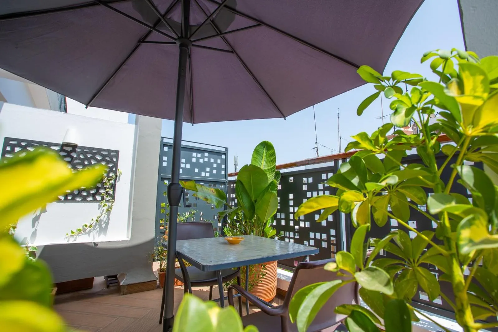 Balcony with table — Le Pietri Urban Hotel