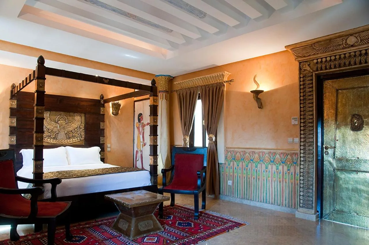 Camera con letto a baldacchino — Le Temple des Arts