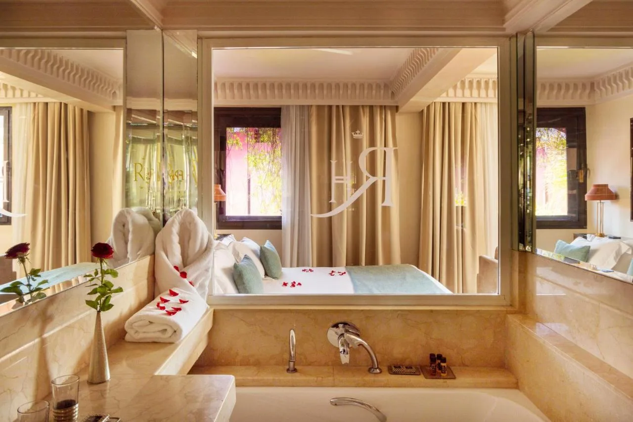 Salle de bains avec baignoire — Les Jardins de la Koutoubia