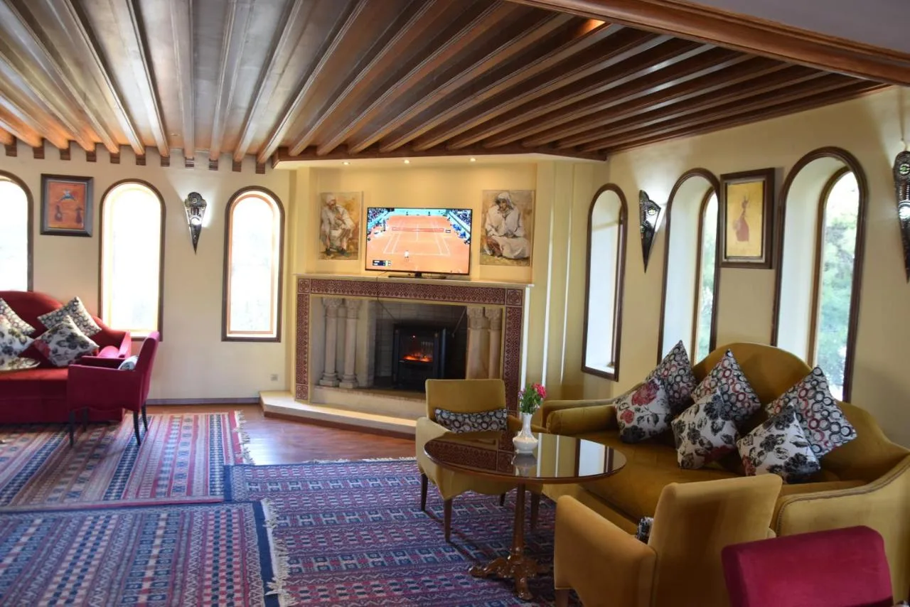 Lounge with a fireplace — Les Mérinides