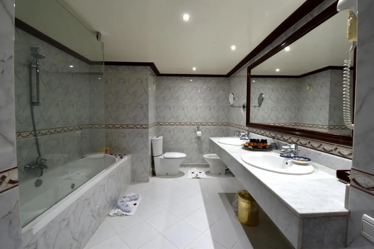 Bathroom with a bathtub — Les Mérinides