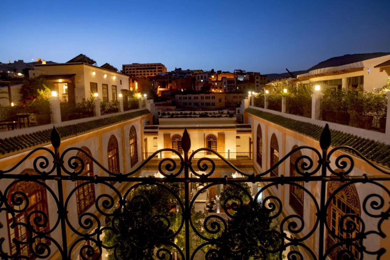 Innenhof bei Nacht — Palais Amani