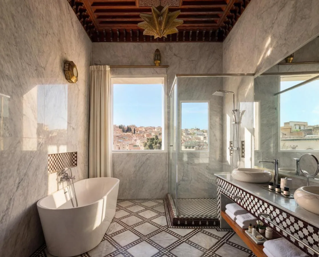 Bad mit Badewanne — Palais De Fès Suites & Spa
