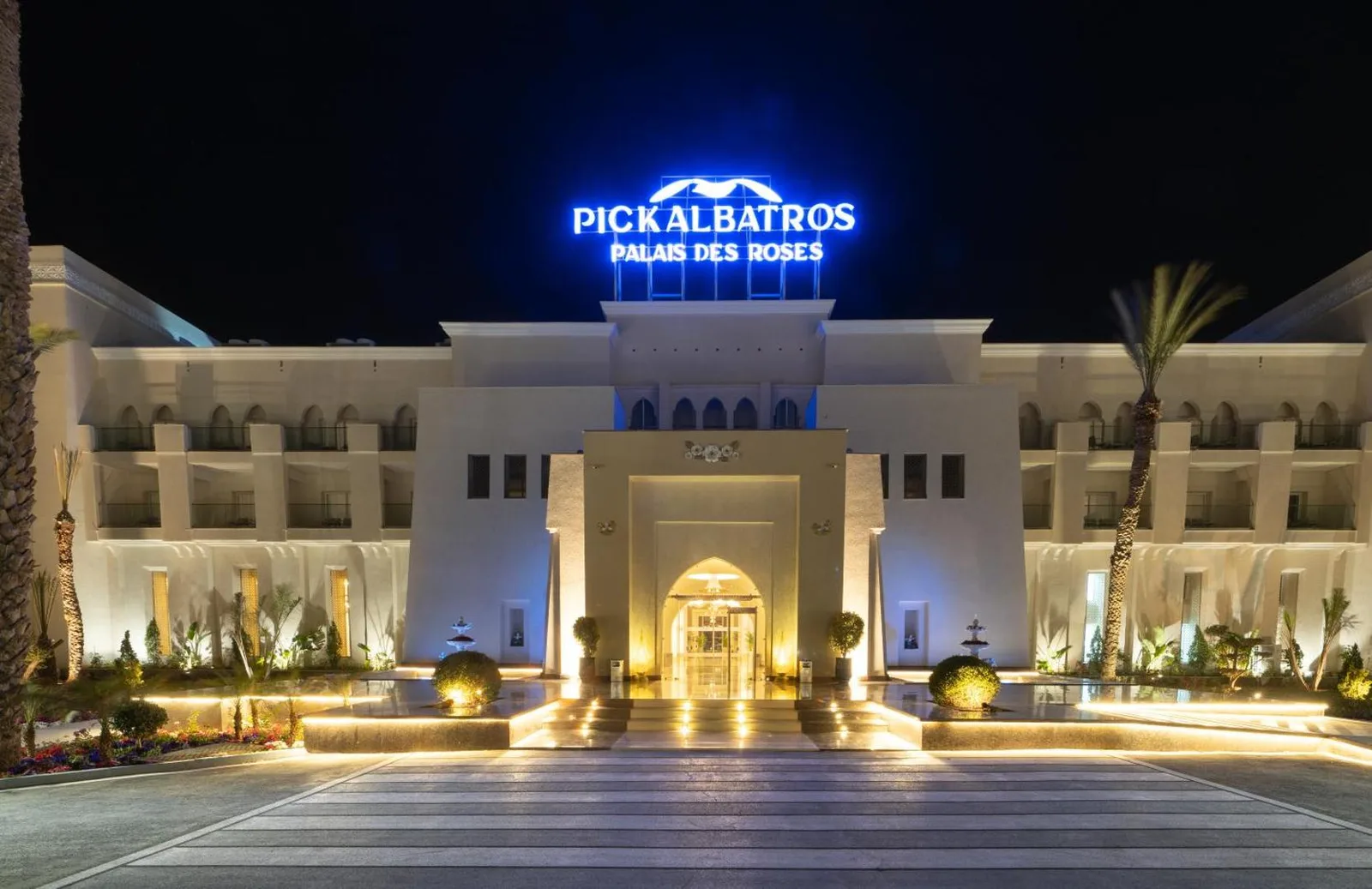 Hotel entrance at night — Pickalbatros Palais des Roses