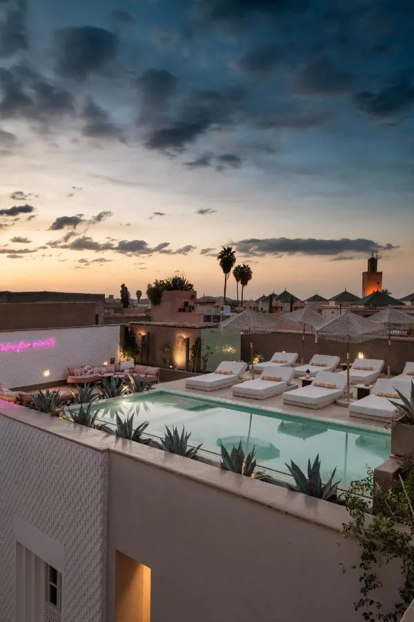 Dachterrasse in der Abenddämmerung — Riad 72