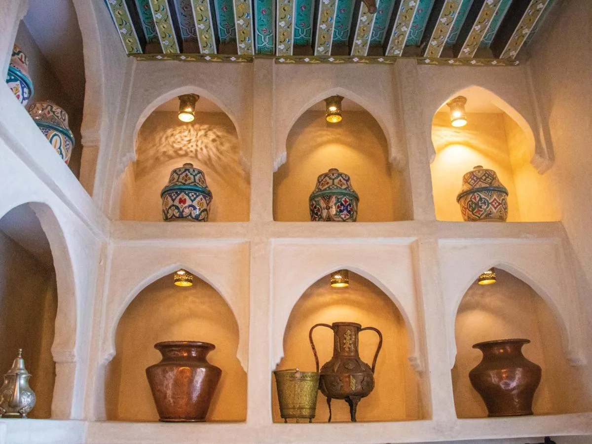 Hornacinas y salón tradicional — Riad Al-Qurtubi