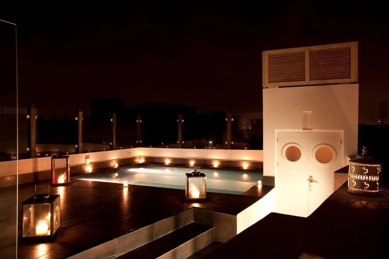Dachterrasse bei Nacht — Riad Dar Maya