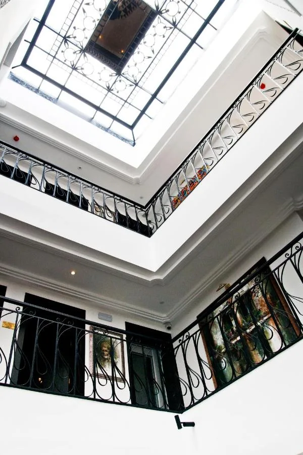 Patio sotto un lucernario — Riad Dar Saba