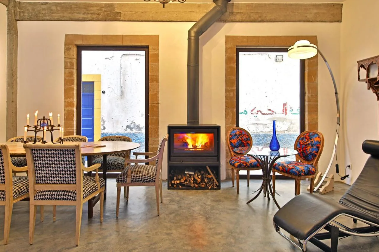 Room with a fireplace — Riad EspritBleu