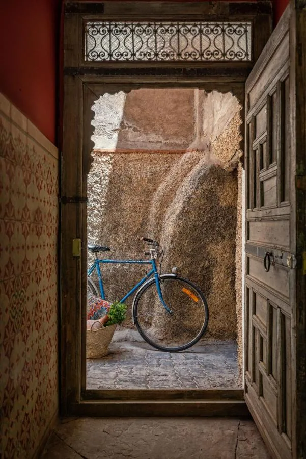 Porte d'entrée sur la ruelle — Riad Kbour & Chou