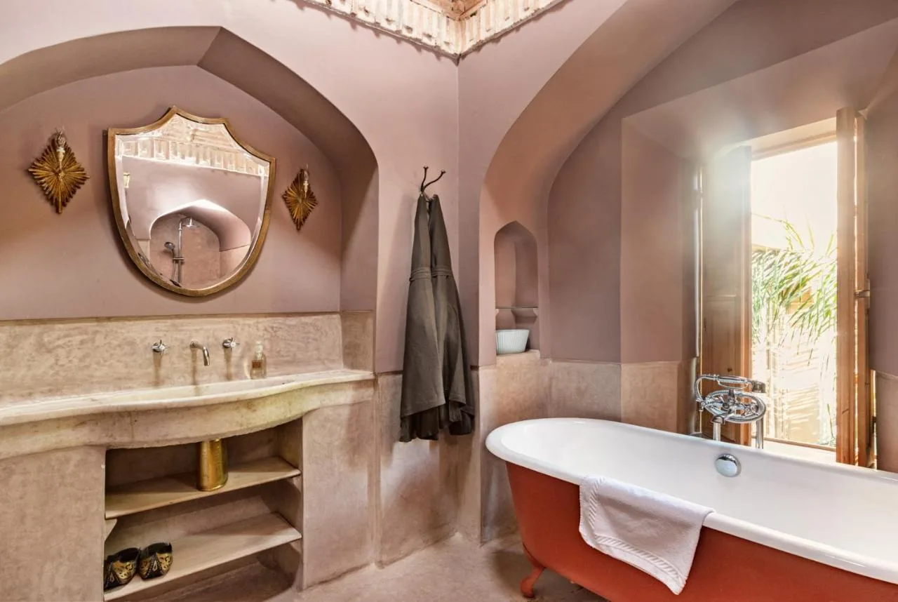 Salle de bains avec baignoire — Riad Kbour & Chou