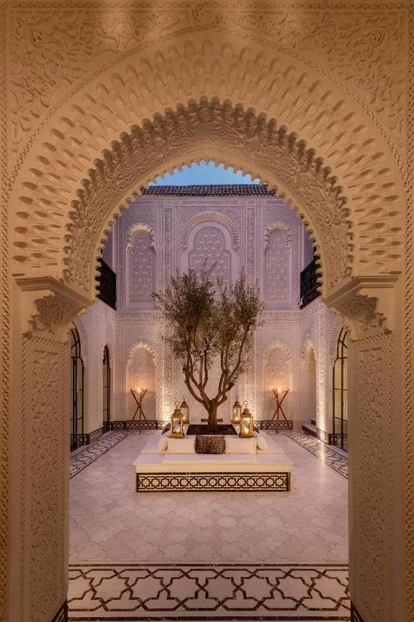 Patio visto a través de un arco — Riad Kheirredine