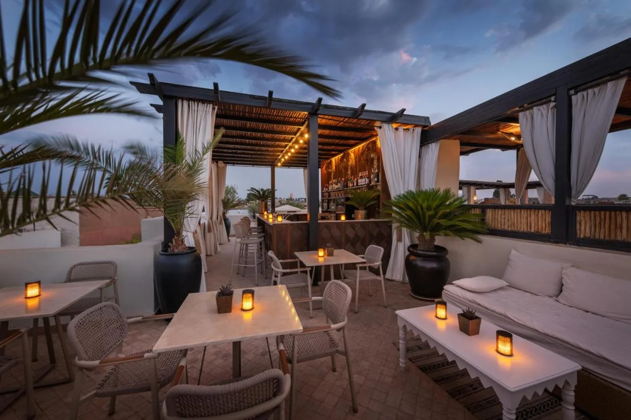 Terraza en la azotea al anochecer — Riad Kheirredine