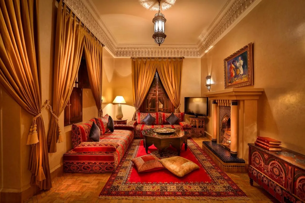 Salón con chimenea — Riad Kniza