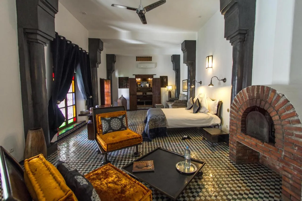 Room with a fireplace — Riad Laaroussa