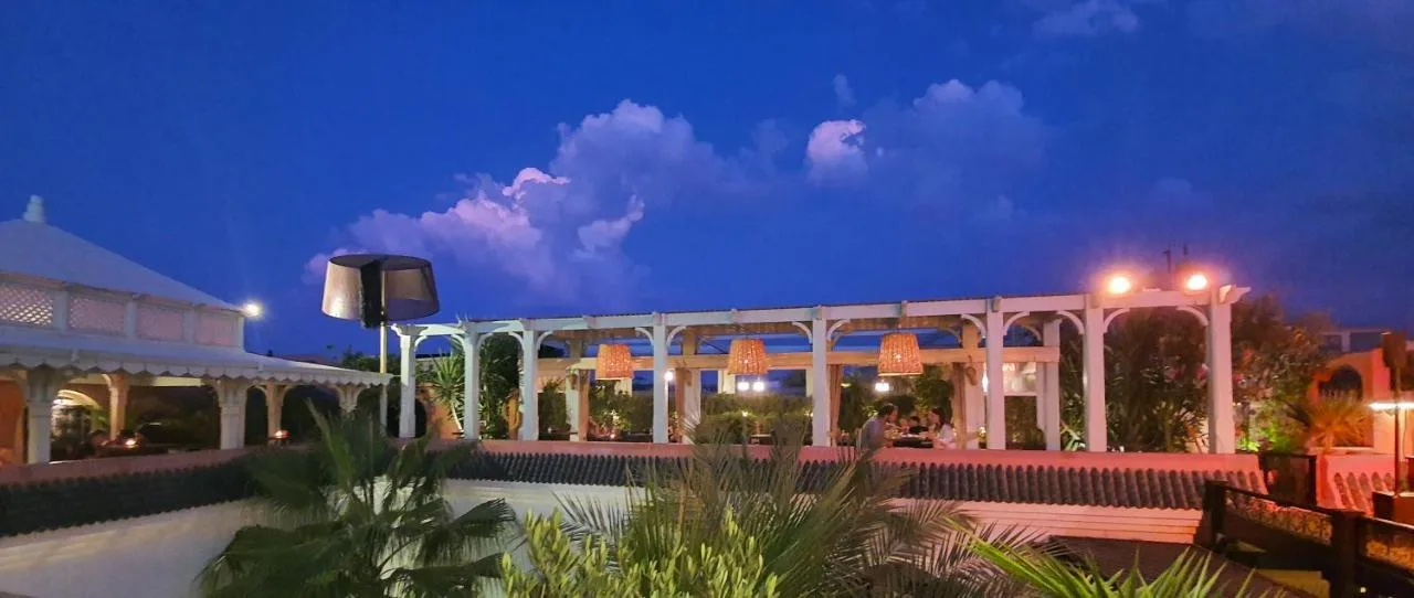 Dachterrasse bei Nacht — Riad Monceau