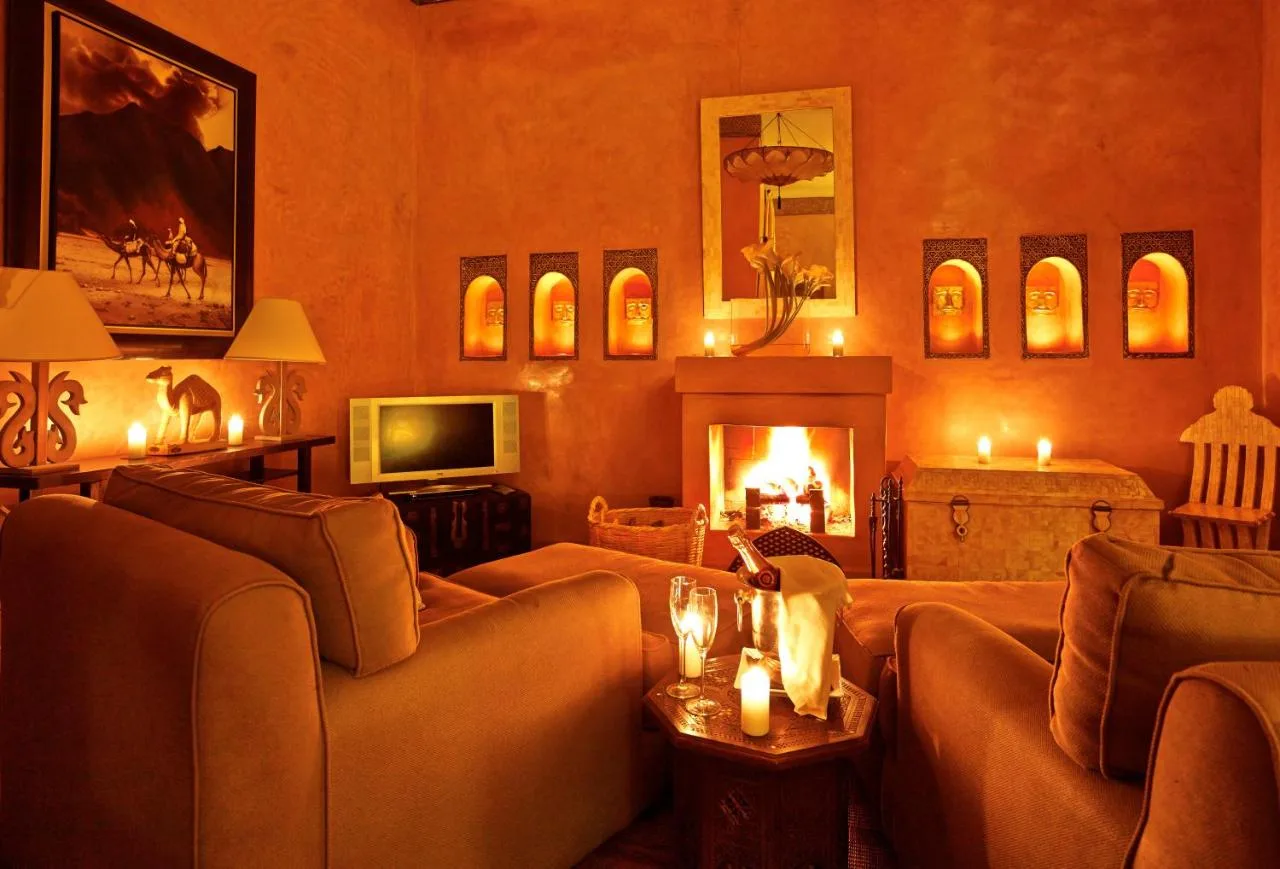 Salón con chimenea — Riad Noir d'Ivoire