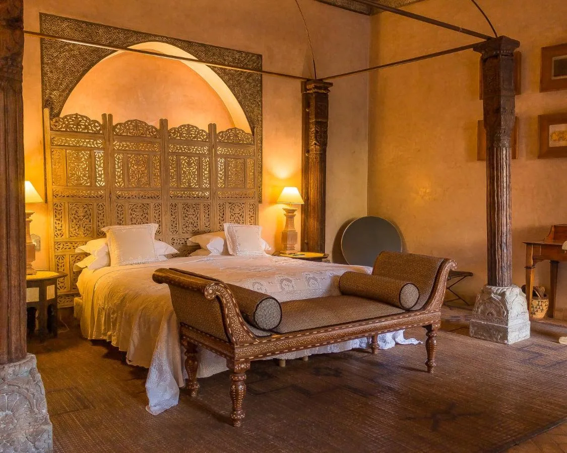 Habitación con cama con dosel — Riad Noir d'Ivoire