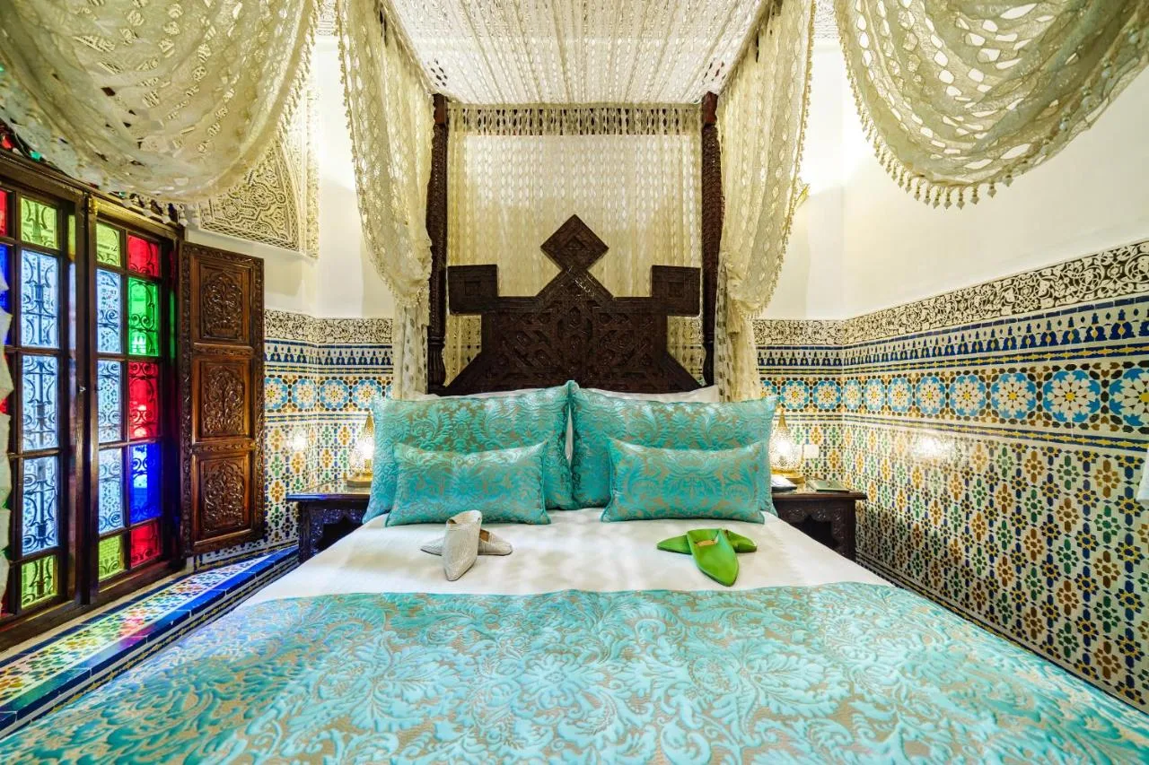 Habitación con cama con dosel — Riad Rcif & Spa Originale